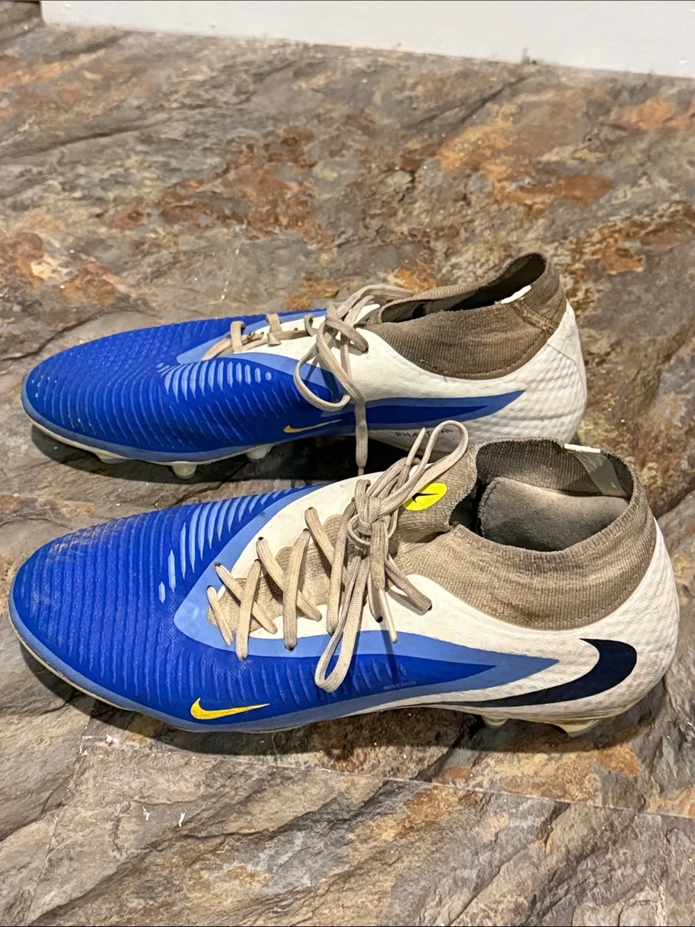 NIKE MEN'S PHANTOM 6 HIGH ACADEMY LV8 FG/MG soccer cleats. Mens size 9.5 used